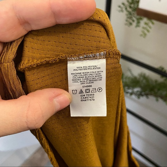 Ann Taylor|S|Deep Mustard Crinkle V Neck Long Sleeve Side Zipper Top - Picture 5 of 8